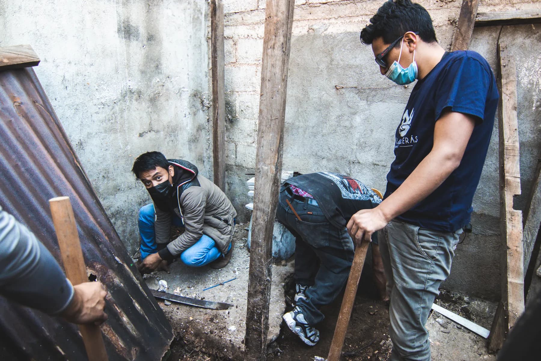 Jóvenes de GYC construyendo una vivienda para una familia