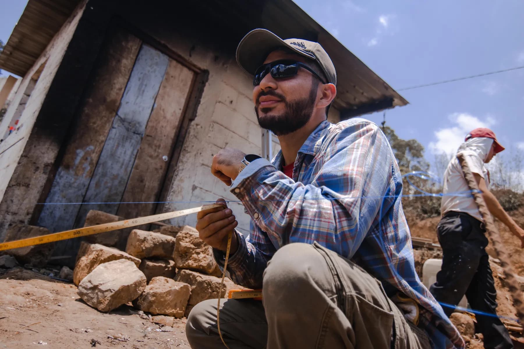 Un joven de GYC cargando materiales durante un proyecto de misión