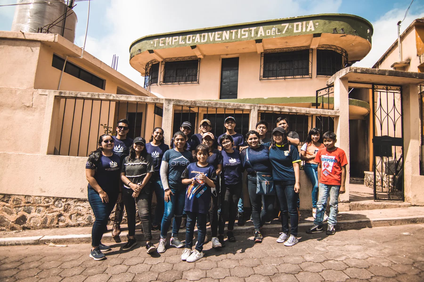 Equipo de jóvenes de GYC Guatemala frente al templo adventista donde sirvieron