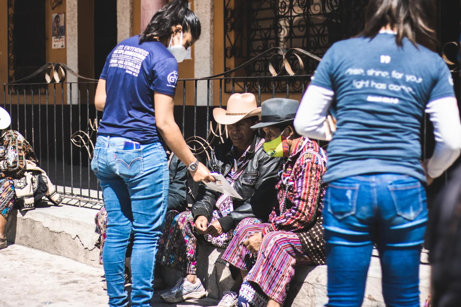 Jóvenes de GYC compartiendo el evangelio casa por casa en Guatemala