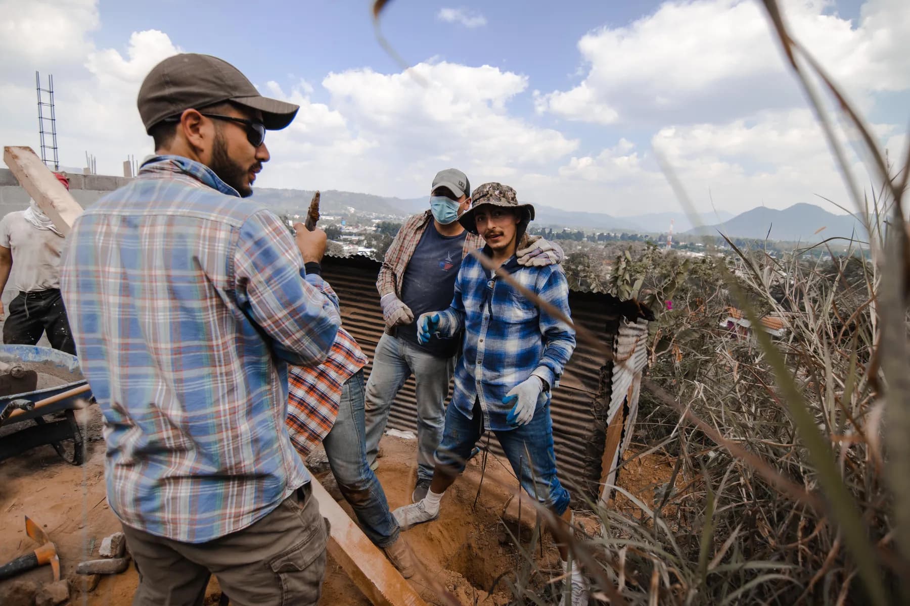 Jóvenes de GYC Guatemala sirviendo juntos en misión