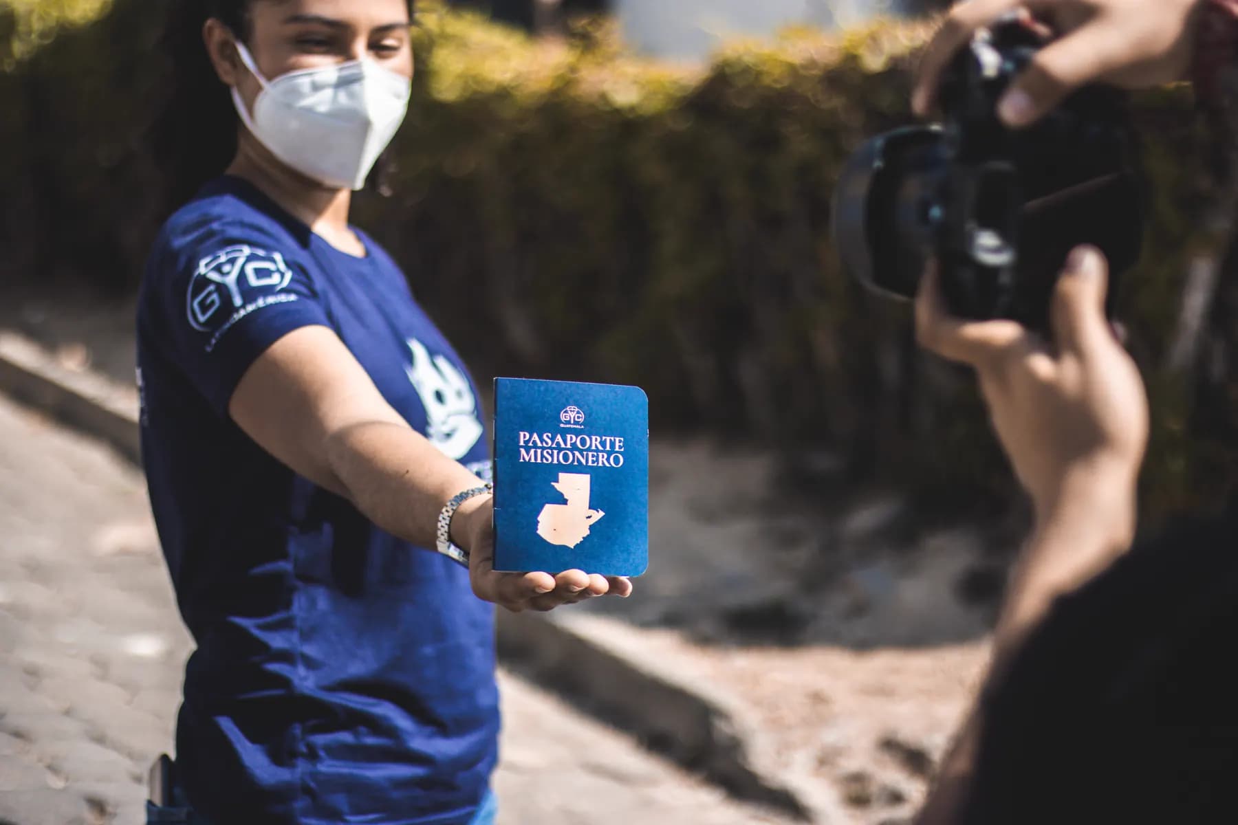 Una voluntaria de GYC mostrando su pasaporte misionero